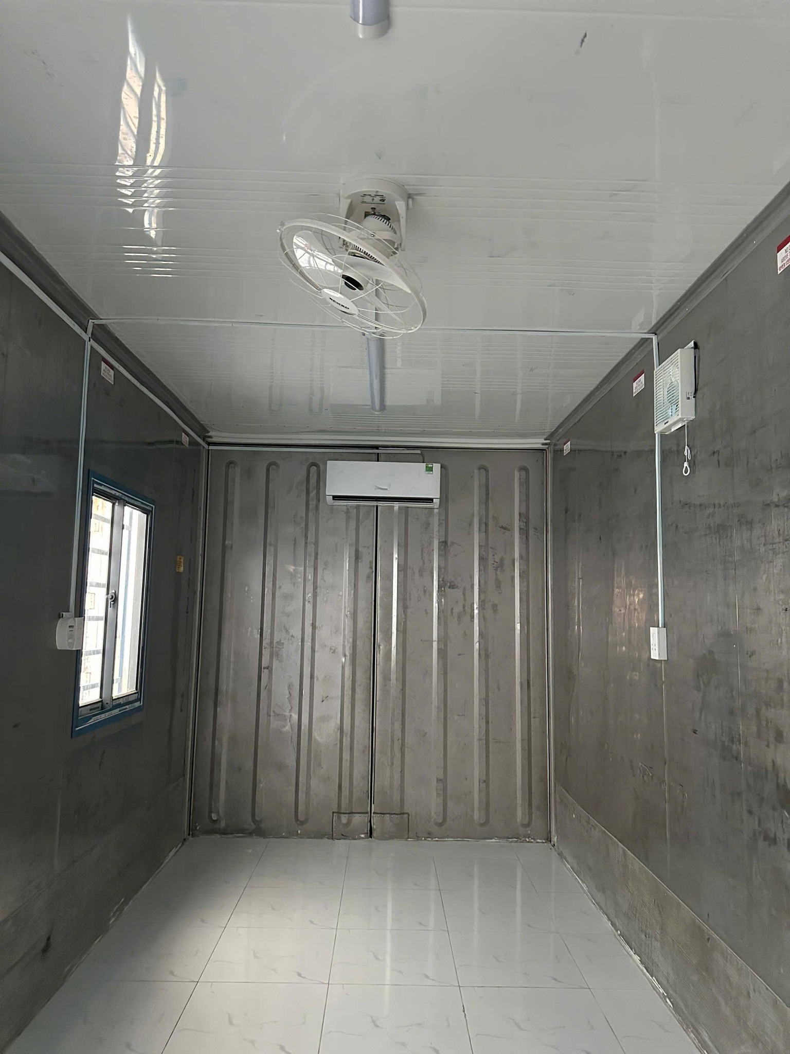 Bên trong container văn phòng 20ft hoán cải từ container lạnh